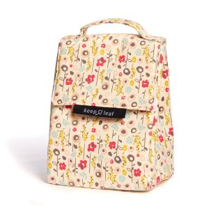 Lunch bag with flap closure and sturdy top handle. Small floral de3sign printed on a natural coloured canvas fabric